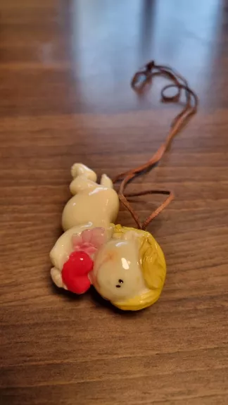 Meilės suvenyras - mielas mažulis, nešantis širdelę