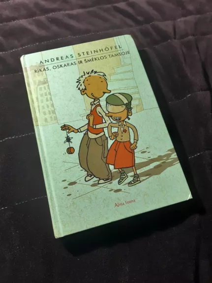 RIKAS OSKARAS IR ŠMĖKLOS TAMSOJE