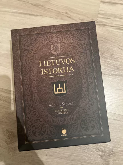 LIETUVOS ISTORIJA: kolekcinis A. Šapokos knygos leidimas spec. auksuotoje dėžutėje + 4 žemėlapiai, istorinės vėliavos, mūsų valdovų portretai, „Žalgirio mūšio“ reprodukcija, Nepriklausomybės akto kopija ir unikali 2 m Lietuvos istorijos laiko juosta