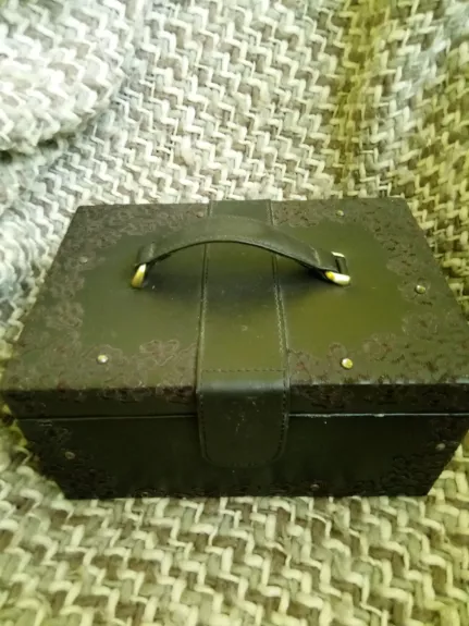 Odinė vintažinė papuošalų dėžutė