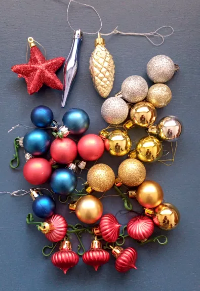 Maži kalėdiniai eglutės žaisliukai, plastikiniai, 3cm, 28vnt.