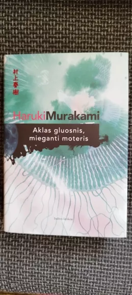Aklas gluosnis, mieganti moteris