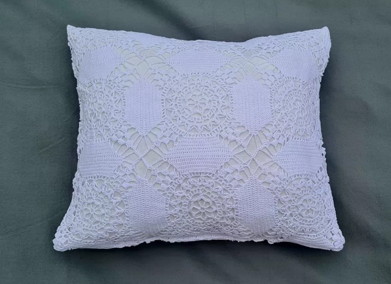 Rankų darbo pagalvėlė „Baltutė” Nr. 23