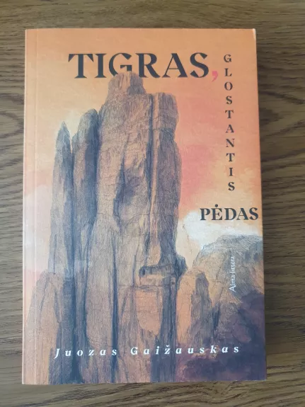 Tigras, glostantis pėdas