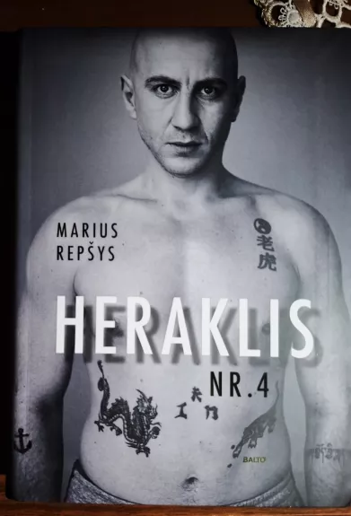 HERAKLIS NR. 4. Drąsi žinomo aktoriaus Mariaus Repšio išpažintis – atviras ir sukrečiantis pasakojimas apie tai, kaip gyvena žmogus, nuolatos balansuojantis tarp euforijos ir noro išnykti, tarp tobulumo siekio ir visiško savęs nuvertinimo