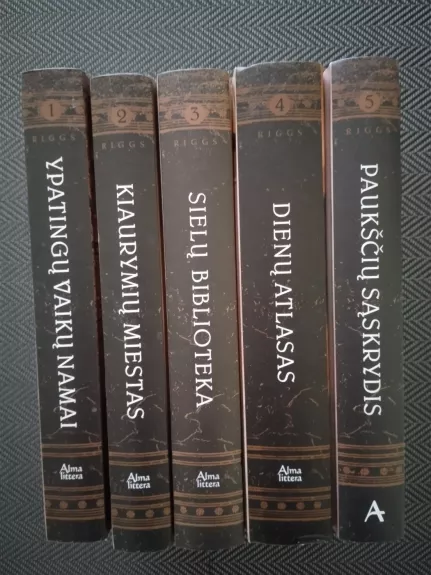 5 knygų rinkinys: Ypatingų vaikų namai + Kiaurymių miestas + Sielų biblioteka + Dienų atlasas + Paukščių sąskrydis