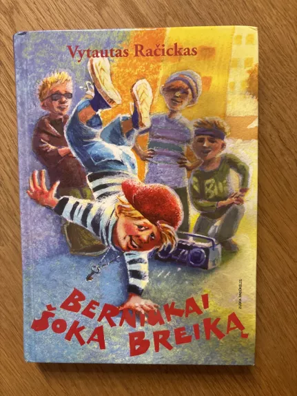 Berniukai šoka breiką