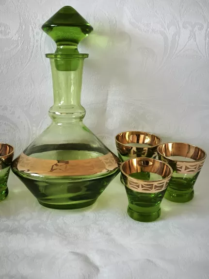 Žalio stiklo grafinas su stikliukais
