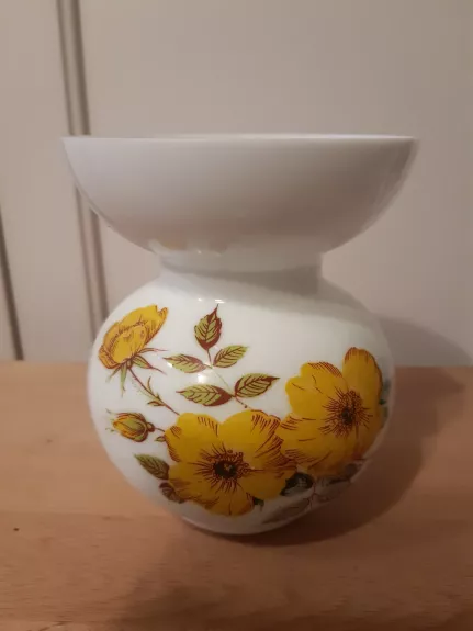 Gėlėmis dekoruota vazelė