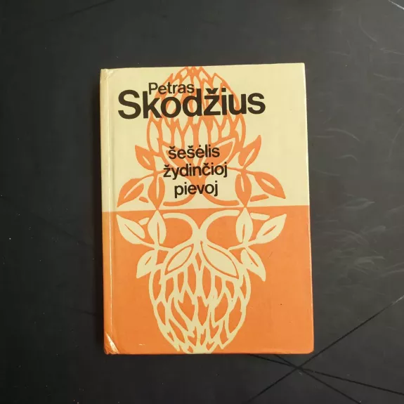 Šešėlis žydinčioj pievoj