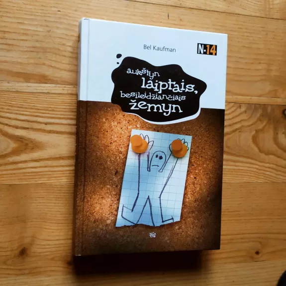 Aukštyn laiptais, besileidžiančiais žemyn