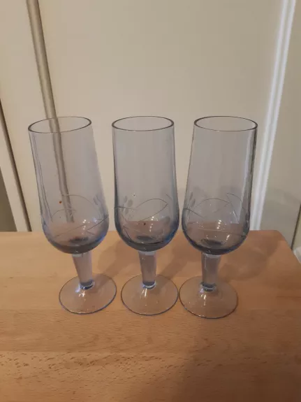 Melsvo stiklo taurės