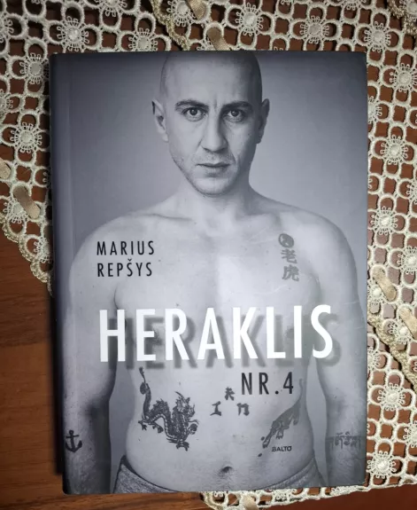 HERAKLIS NR. 4. Drąsi žinomo aktoriaus Mariaus Repšio išpažintis – atviras ir sukrečiantis pasakojimas apie tai, kaip gyvena žmogus, nuolatos balansuojantis tarp euforijos ir noro išnykti, tarp tobulumo siekio ir visiško savęs nuvertinimo