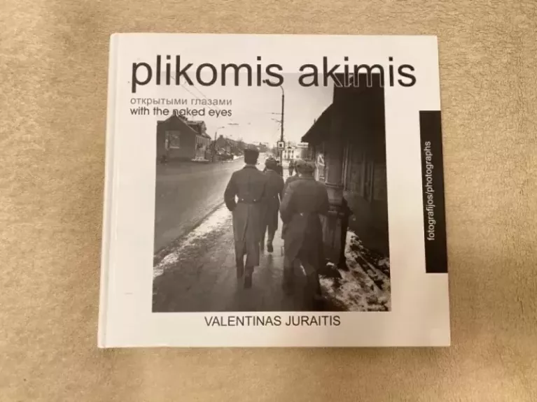 Plikomis akimis