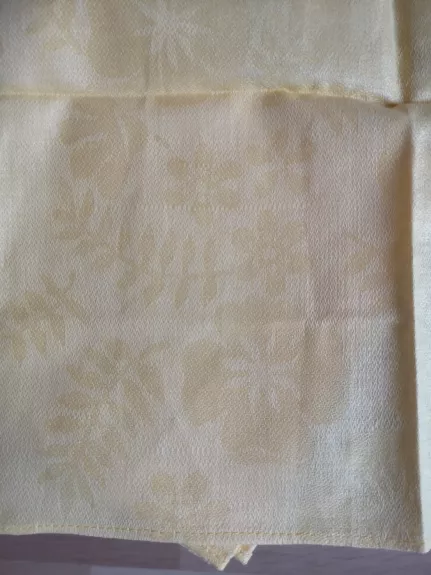 Naujos geltonos medžiaginės servetėlės su gėlių motyvais. 34x34cm. 6vnt.,kaina už visas. Sudėties nepamenu.