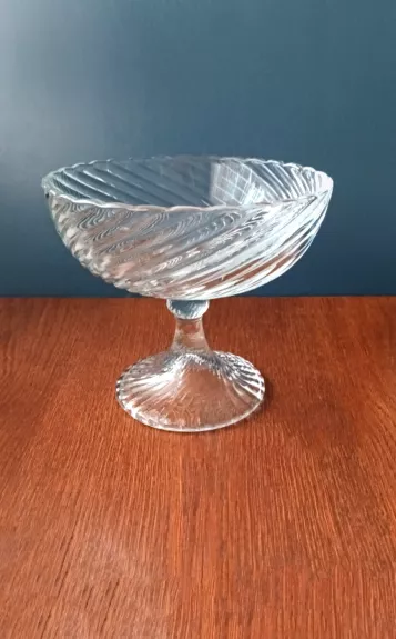 Vaza ant kojelės, aukštis 17,5cm