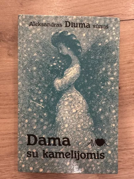 Dama su kamelijomis