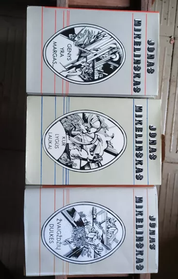 Už horizonto laisvė. O laikrodis eina. Genys yra margas. Žiupsnis smėlio