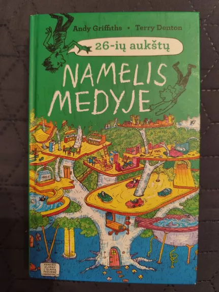 26-ių aukštų namelis medyje