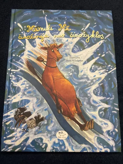 Mamulė Mū čiuožinėja nuo čiuožyklos