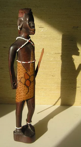 Medinė Afrikos kario statulėlė