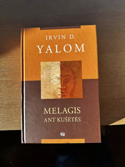 Melagis ant kušetės