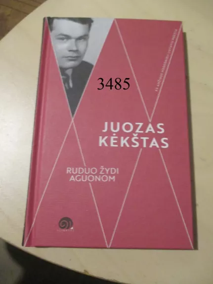 Ruduo žydi aguonom