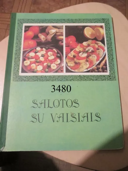 Salotos su vaisiais