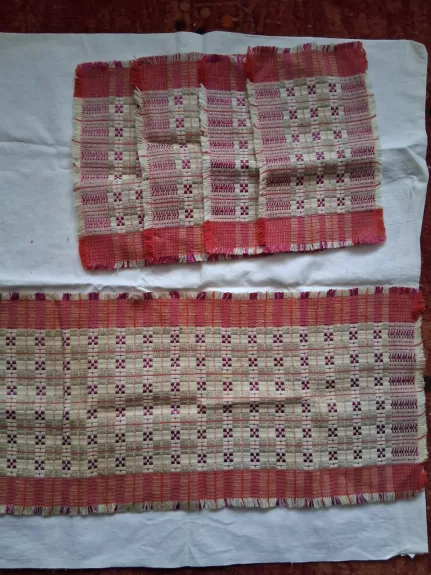 Senovinės servetėlės ir stalo takelis