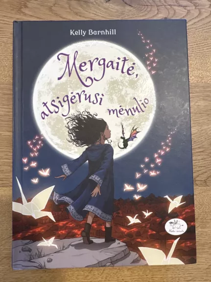 Mergaitė, atsigėrusi mėnulio