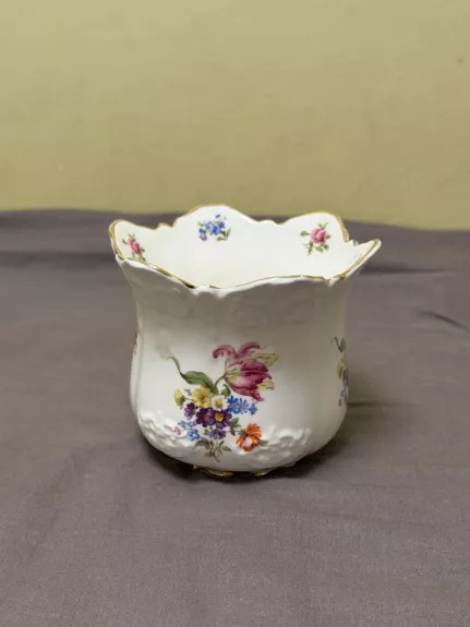 Balta vaza su gelių ornamentais