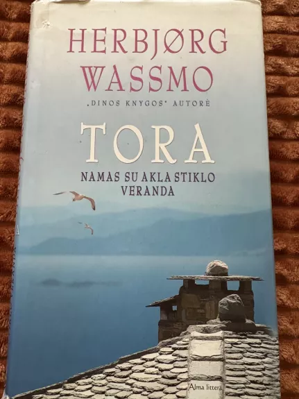 Tora. Namas su akla stiklo veranda