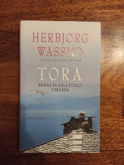 Tora. Namas su akla stiklo veranda