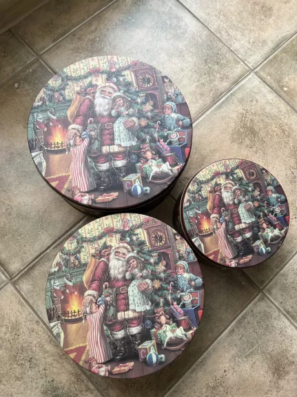 Kalėdinės dėžutės su dangčiais.