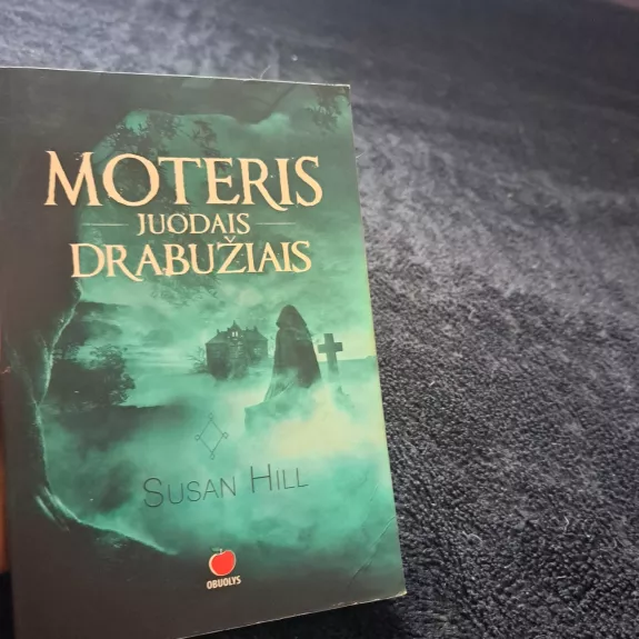 Moteris juodais drabužiais