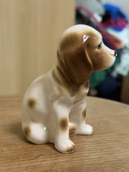 Porcelianinė šuniuko statulėlė