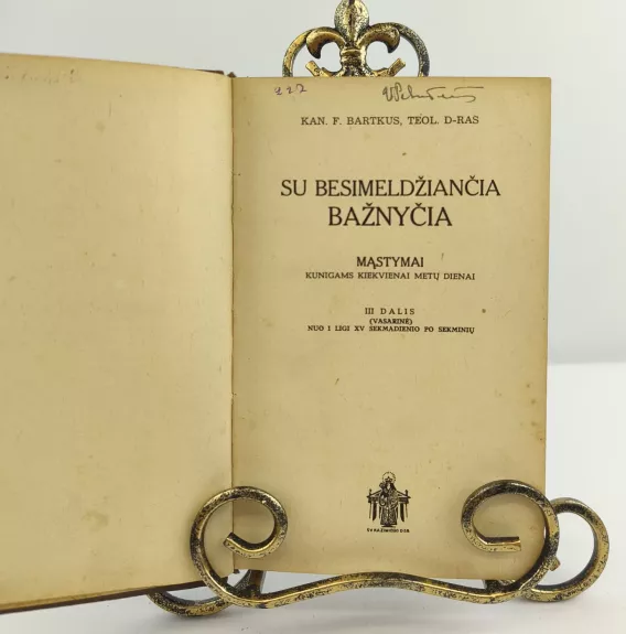 Su besimeldžiančia bažnyčia 1940m.