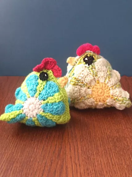 Rankų darbo nertos vištytės, 2vnt.