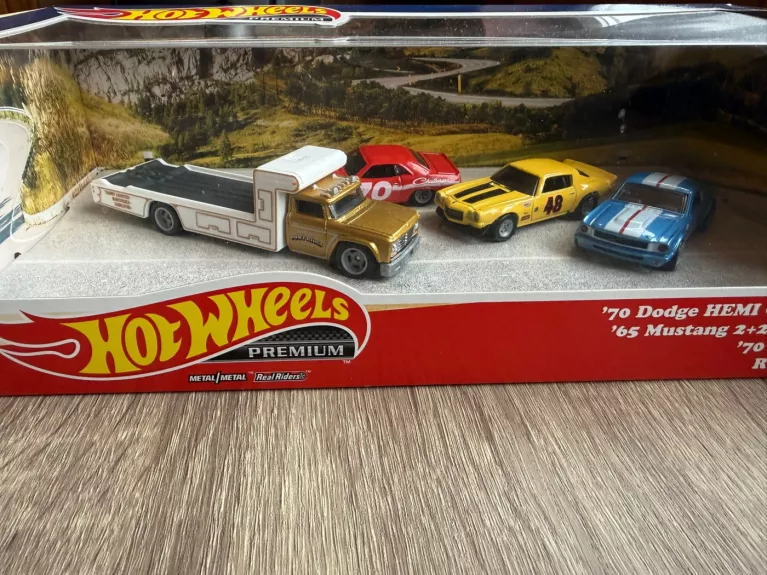 Hot Wheels 2021 Premium Dodge Mustang Camaro Diorama