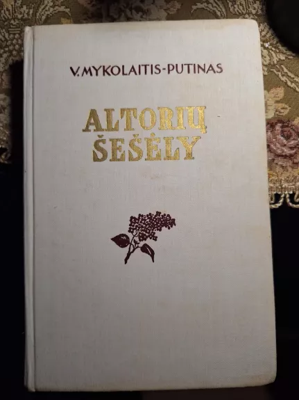 Altorių šešėly