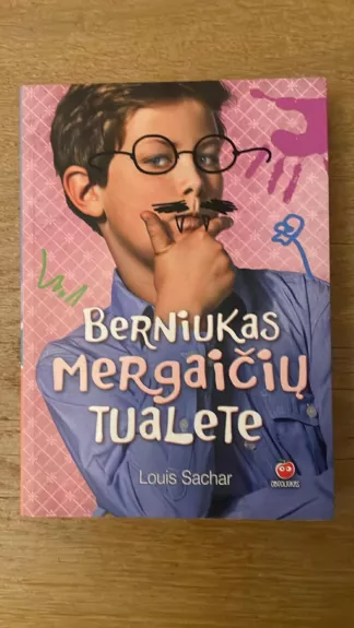 Berniukas mergaičių tualete