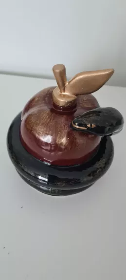 Dekoratyvinis butelis-gyvatė su obuoliu.