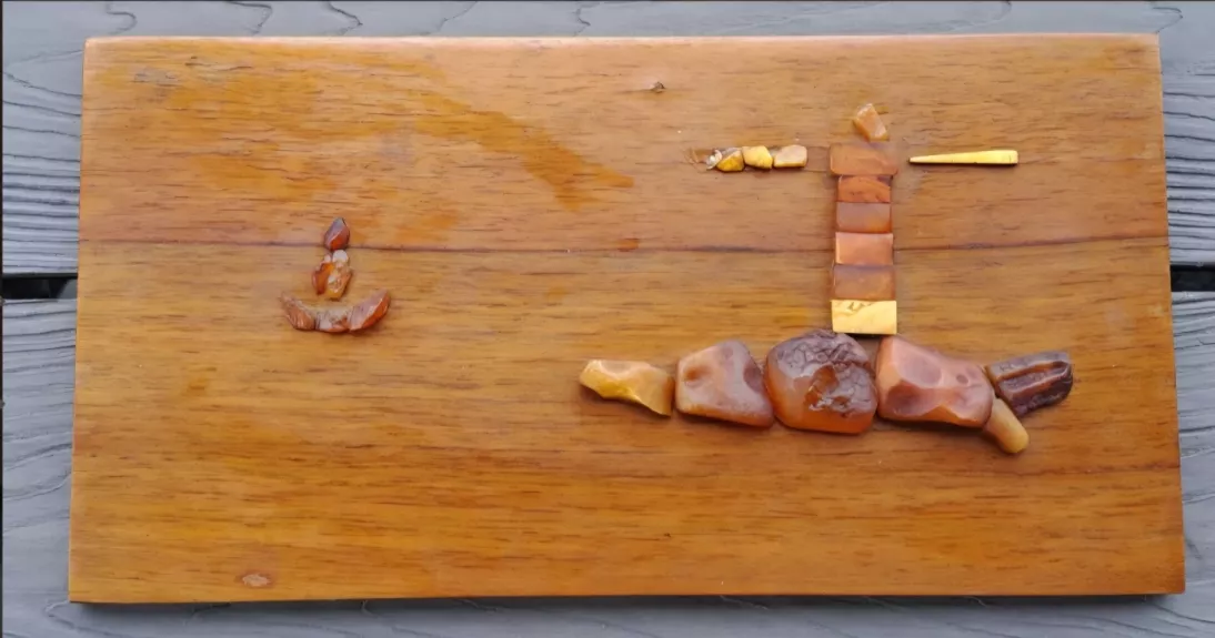 PAVEIKSLAS SU GINTARAIS