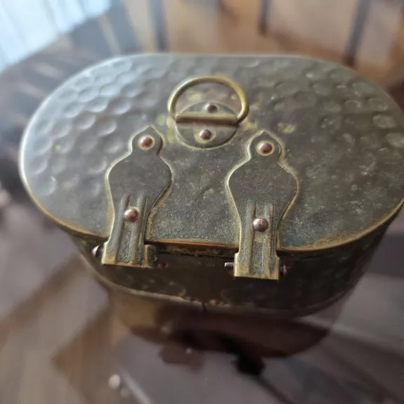 Antikvarinė žalvarinė dėžutė