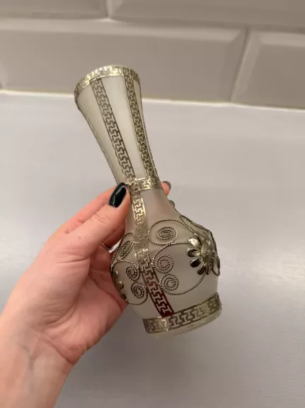 Vaza su metaliniu dekoru