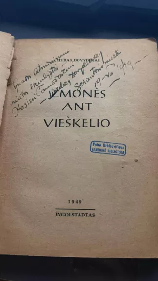 Žmonės ant vieškelio