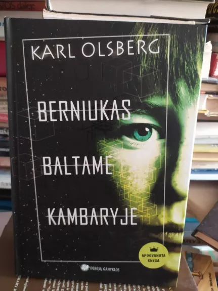 Berniukas baltame kambaryje