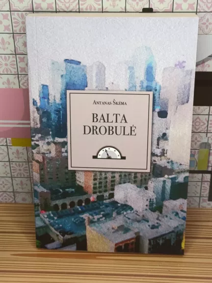 Balta drobulė