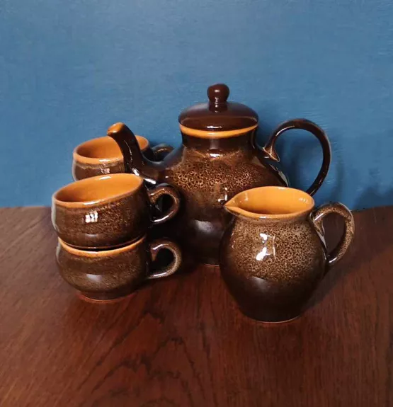 Keraminis kavos-arbatos rinkinukas, kavinukas, pieninukas ir puodeliai 4vnt.