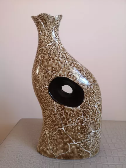 Išskirtinės formos keramikinė ruda vaza